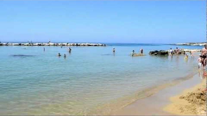 Пляж Корал Бей на острове Кипр.