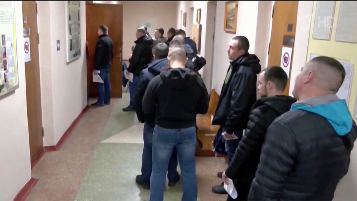 Скандальный закон о мобилизации вступил в силу на Украине. Новости.  ...