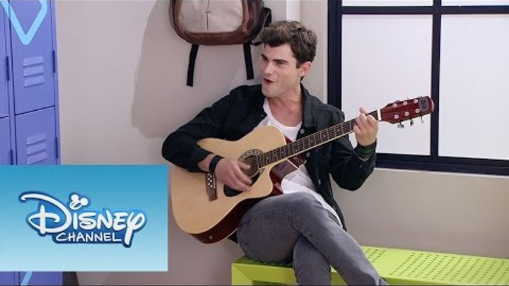 Violetta: Momento Musical: Diego canta "Ser quien soy" en la guitarra