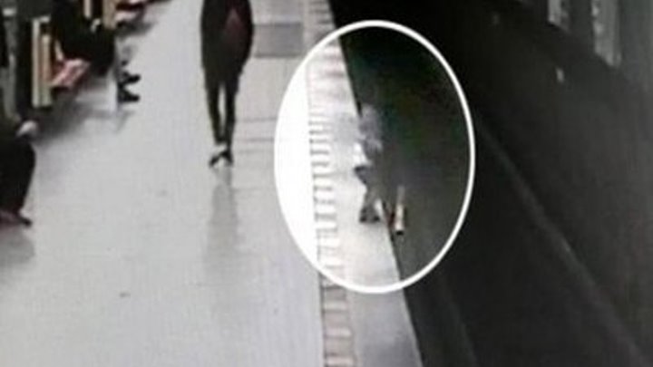 Студент прыгнул на пути в метро, чтобы спасти ребёнка