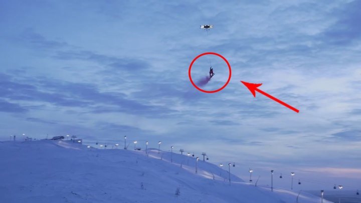Человек прокатился на летающем дроне