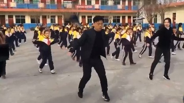 Молодцы! Китайские дети школьники и директор школы.