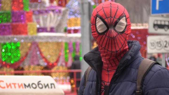 Человек-паук спешит на помощь: каскадер-самоучка удивляет москвичей. ФАН-ТВ