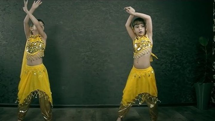 Близняшки Танцуют Индийский Танец
