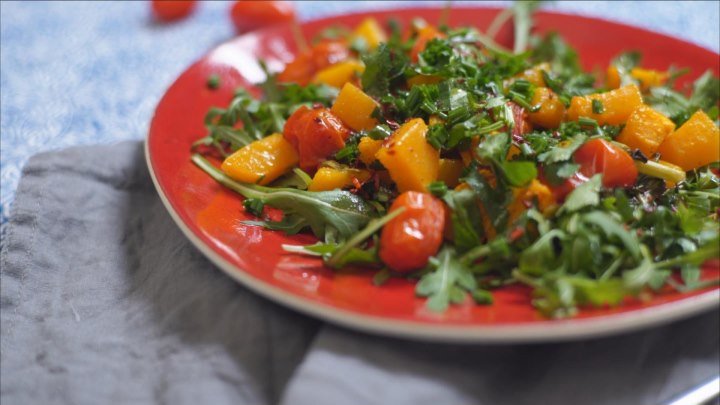 Как приготовить теплый салат из тыквы с помидорами черри и рукколой