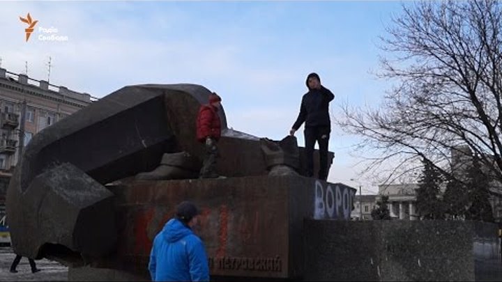 «Гудбай Петровський». Дніпропетровськ попрощався з останнім пам’ятником радянської доби (відео)