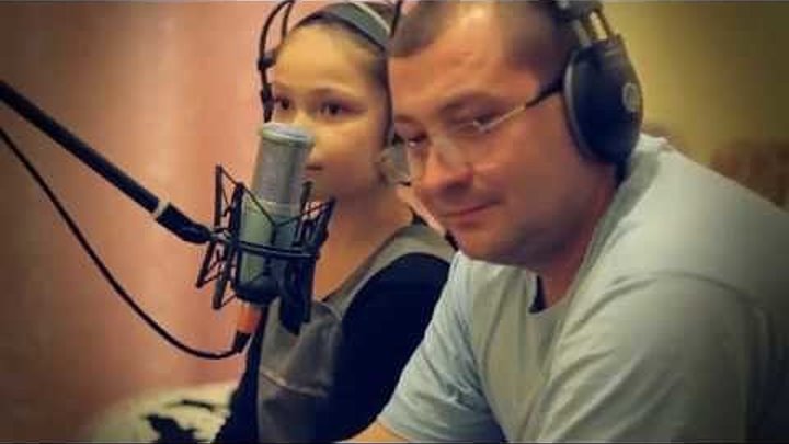 Папа с дочкой красиво поют песню.