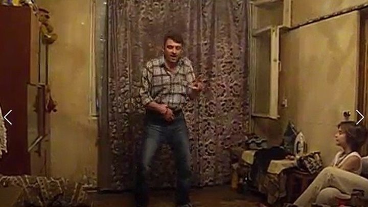 Папа для сына танцует под Майкла Джексона))))