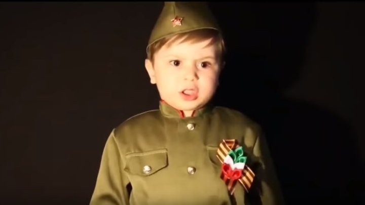 4 летний мальчик поет Священную войну