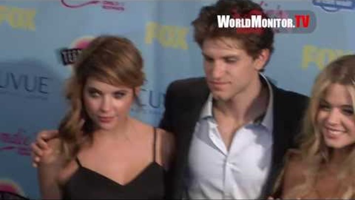 'Pretty Little Liars' Cast arrive at 2013 Teen Choice Awards Press Room with Surfboard