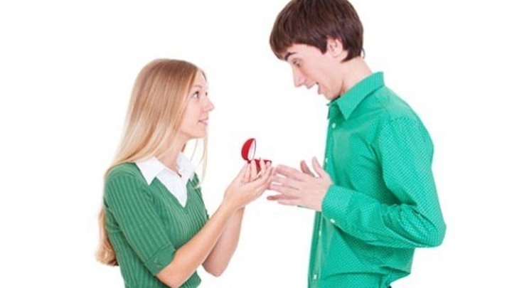29 января мужчины. Мужчина делает предложение. Мужчина просит руку и сердце. Девушка делает предложение парню. Просить руки и сердца у девушки.