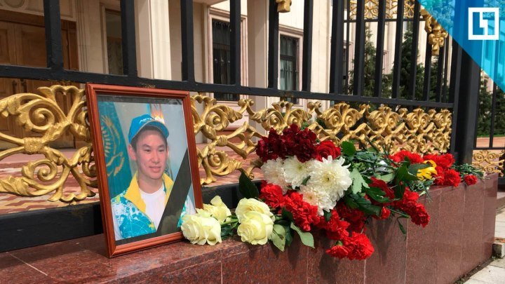 В память о Денисе Тене москвичи несут цветы