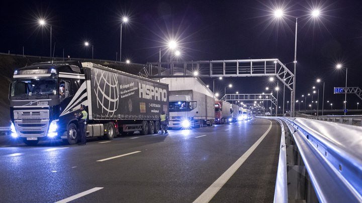 По Крымскому мосту проехали более 700 грузовиков