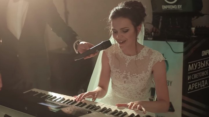 Невеста поёт и играет на пианино! Как трогательно и душевно!...