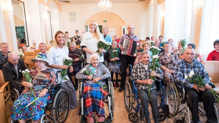 Добровольцы Putin Team устроили праздник для пожилых учителей