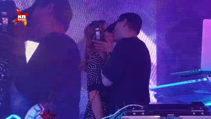 Пэрис Хилтон страстно целовалась со своим бойфрендом в московском клубе