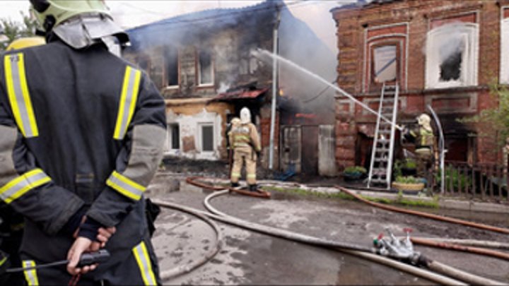 В Самаре горят два жилых 2-этажных дома в Песочном переулке