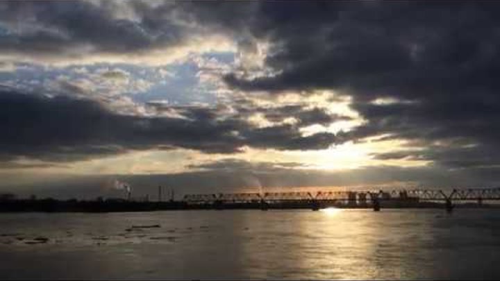 Закат солнца. Сумерки на реке Обь Набережная Новосибирска.