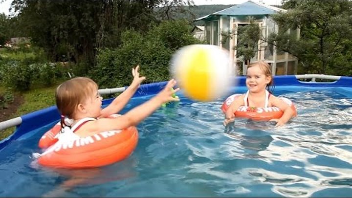 БАССЕЙН с водоворотом и игрушками! Купаемся в Бассейне! Лето 2016 Pool Games Развлечения для детей