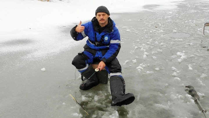 Ловля окуня по первому льду, на малой речке.
