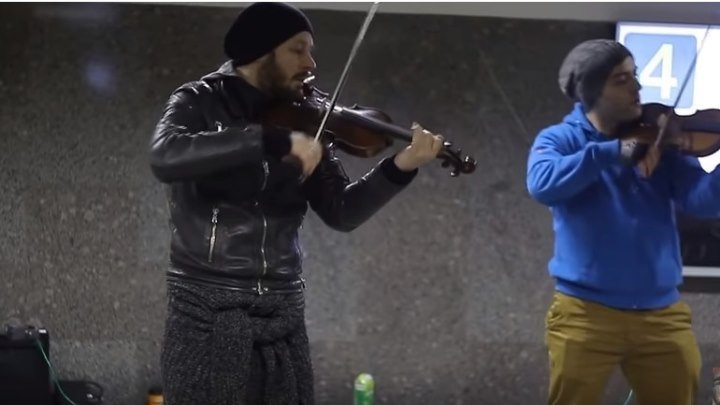 Просто невероятные скрипачи в Московском метро! Послушайте!!!