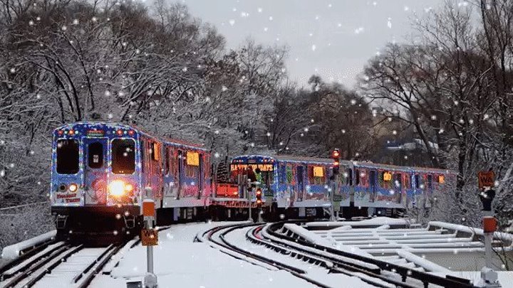 Вот что бывает, если поезд едет по рельсам, занесенным снегом метра на три ....