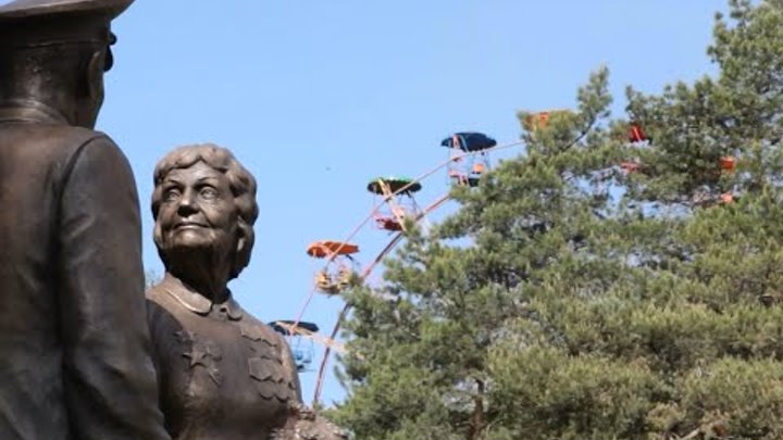 Киевляне несут цветы к памятнику Ветеранам (утро 9 мая 2016 года)