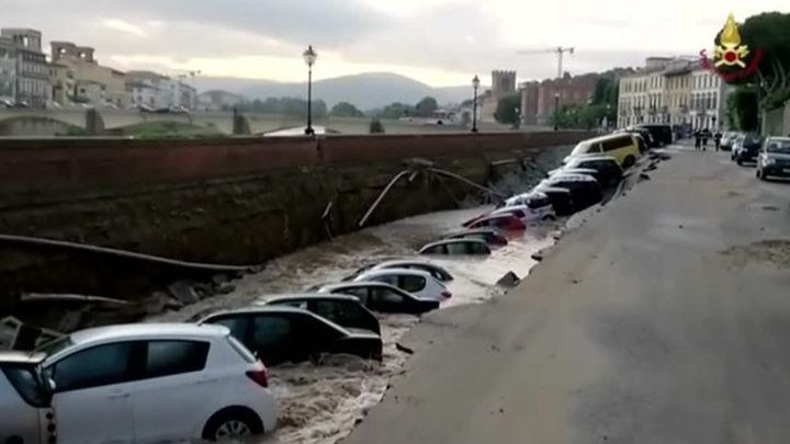 Десятки автомобилей провалились в 200-метровую яму во Флоренции