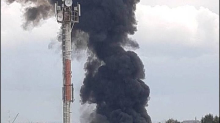 Появилось видео крупного пожара на авиазаводе в Иркутске