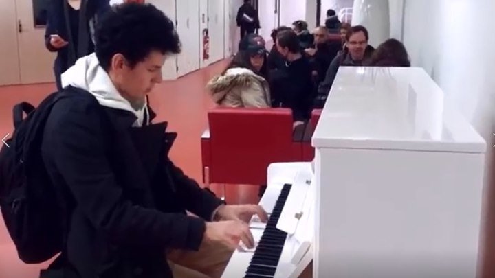 Парень играет на пианино 10 мелодий за 3 минуты! Настоящий профессионал!