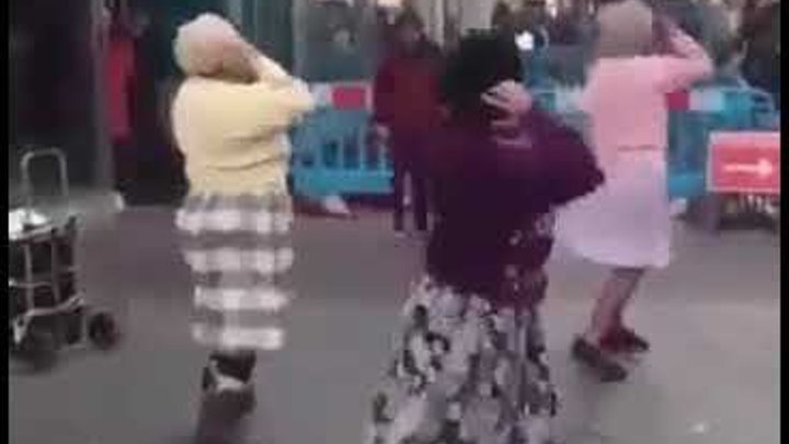 Песня под танец бабушки. Бабка танцует. Сербская бабка танцует.