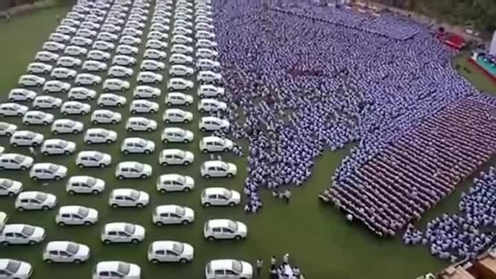 Бизнесмен из Индии подарил своим сотрудникам 1260 автомобилей и 400 квартир