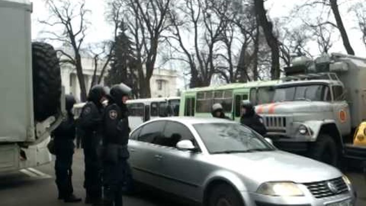 Улицу Грушевского блокируют грузовики МЧС и Минобороны
