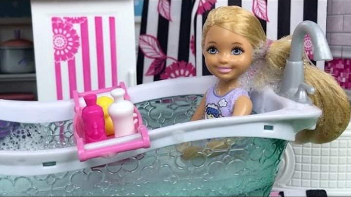 Мультик Барби Какающая собака и грязнуля Челси купаются в ванне Видео с куклами Barbie для девочек
