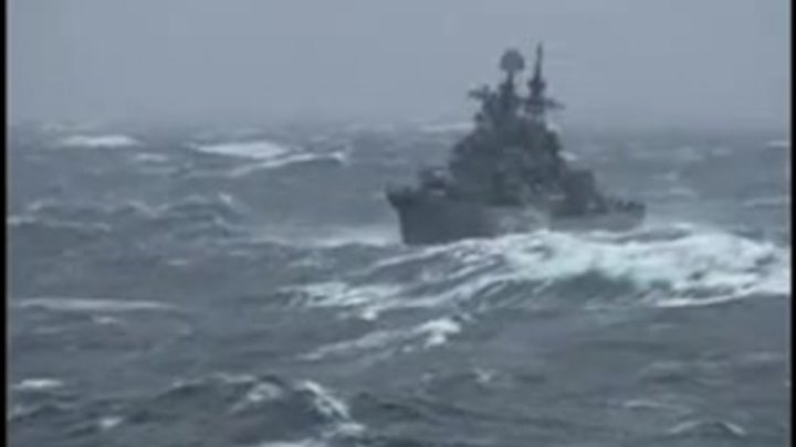 Шторм 9 баллов видео. Адмирал Ушаков эсминец в шторм. Эсминец Адмирал Ушаков шторм 9 баллов. Ураган Атлантика. Хасан шторм Атлантика.