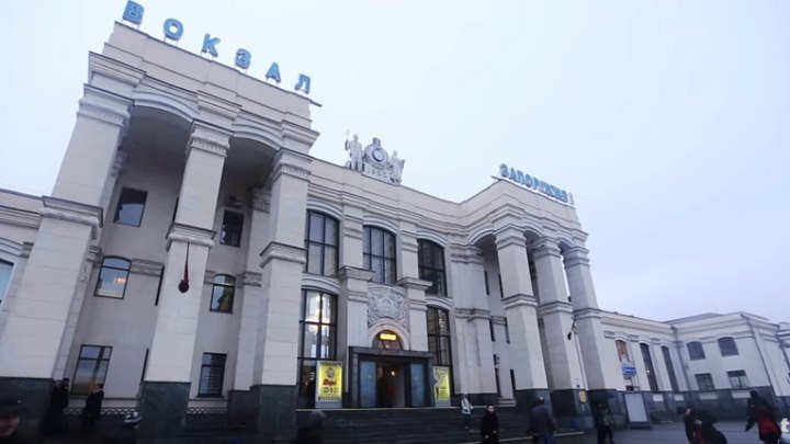 Флешмоб на вокзале в Запорожье. Весна на Заречной улице