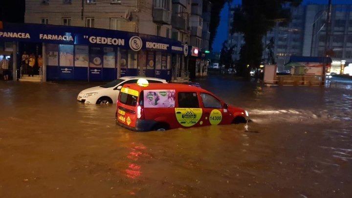 Strada Ion Creangă din capitală a fost inundată.