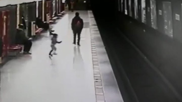 Студент прыгнул на пути в метро, чтобы спасти ребёнка..