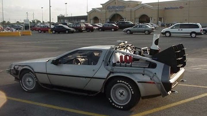 легендарная машина из фильма "назад в будущее"