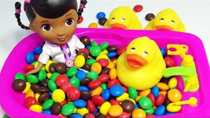 Доктор Плюшева пора искупаться Пупсик купается в ванной с конфетами ммдмс Учим цвета Видео для детей