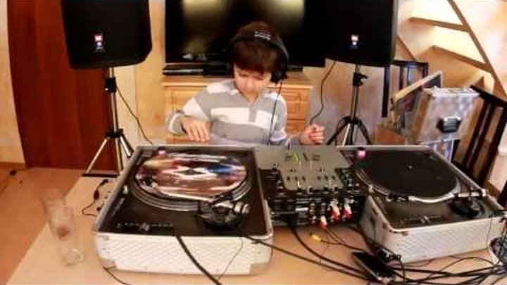 DJ Rodriguez Jr. - Делает первые шаги и крутит диски.