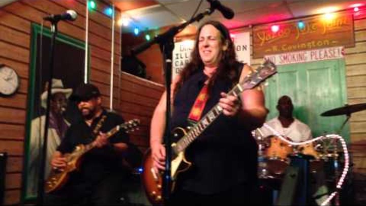 Joanna Connor Little Wing at Kingston Mines club Chicago august 2014 MOV