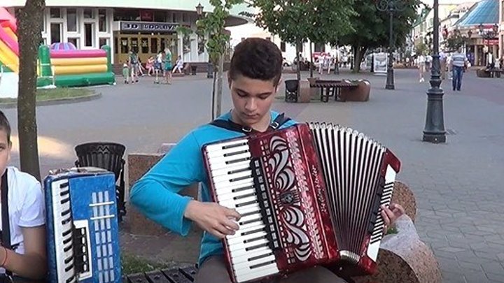 Ребята играют на улице русскую народную мелодию! Молодцы!