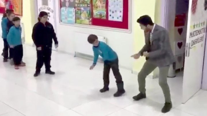 Учитель танцует с учениками перед уроком
