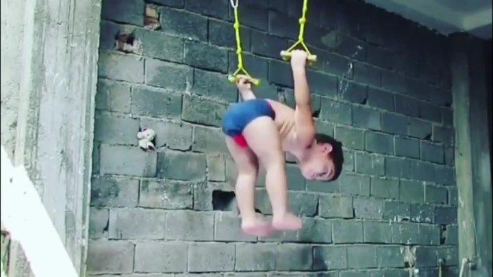 Двухлетний гимнаст в памперсе покорил интернет