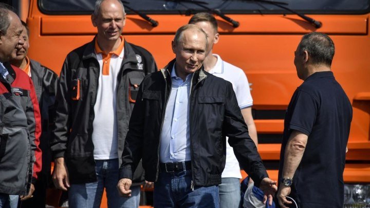 В.В. Путин за рулем "Камаза" открыл Крымский мост