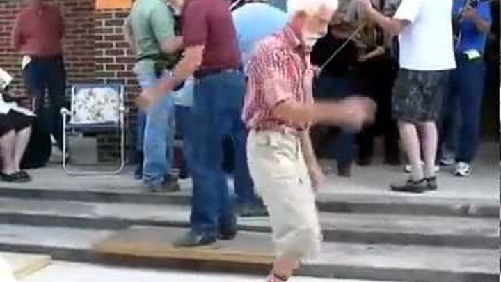 Дед танцует шафл