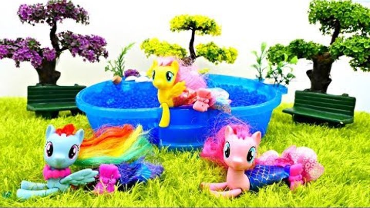 #ЛитлПони превращаются в РУСАЛОК и плавают в озере! Развивающий мультик #МайЛитлПони / Игрушки Пони