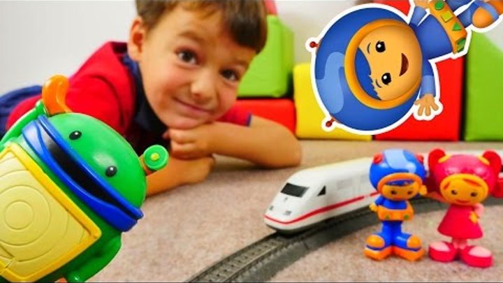 ИГРЫ для детей: Команда Уми Зуми и радиоуправляемый поезд. Игрушечная железная дорога конструктор.
