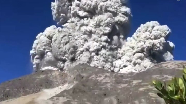 Завтрак туристов в Индонезии прервало извержение вулкана...